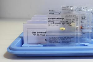 Einzelne Blistertüten auf Tablett